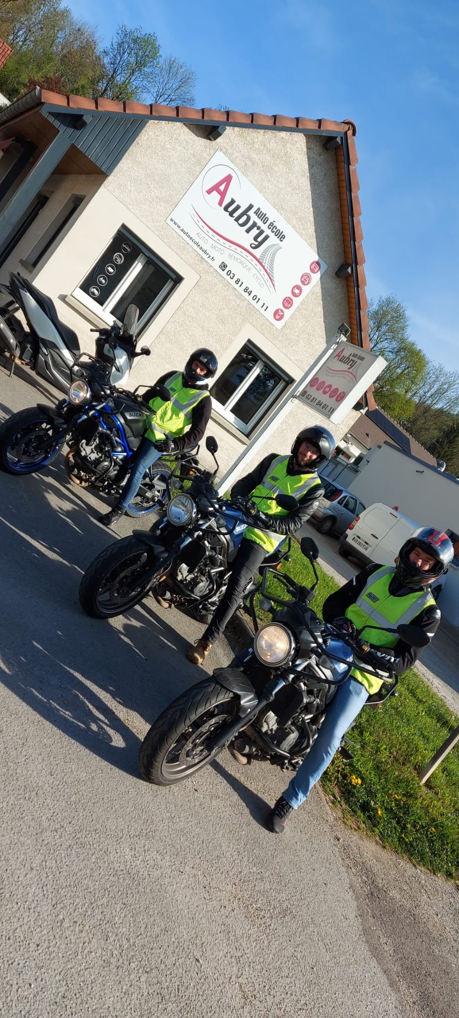 3 étudiant sur des motos de l'Auto-école Aubry se préparant à une sortie en circulation