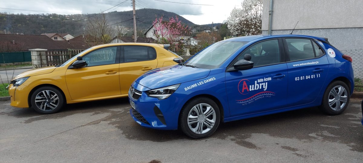 Voitures de l'Auto-école Aubry, bleues et jaunes